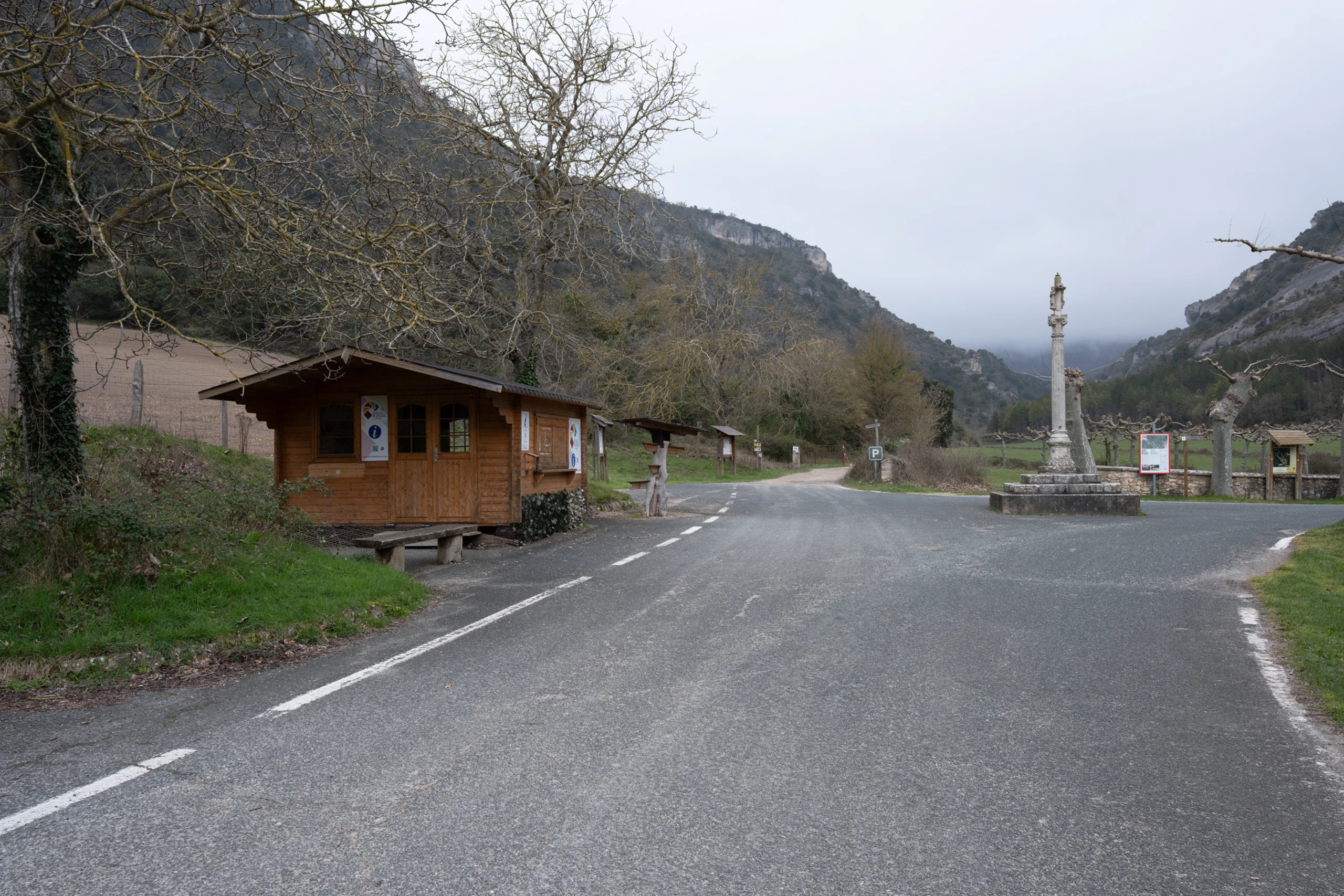 Un hito espiritual en el acceso al monasterio