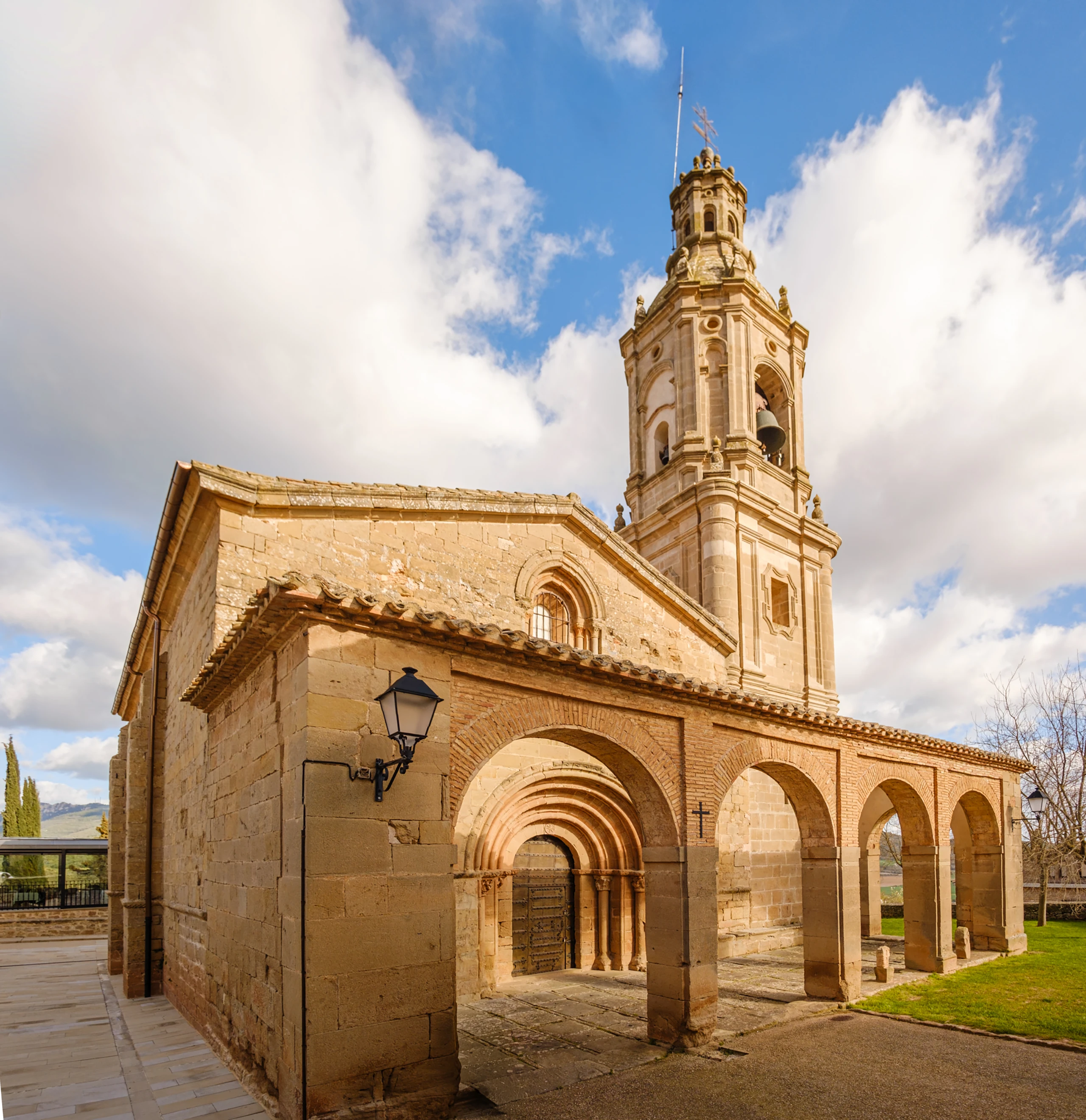 Un pueblo con siglos de historia a los pies de Monjard&iacute;n